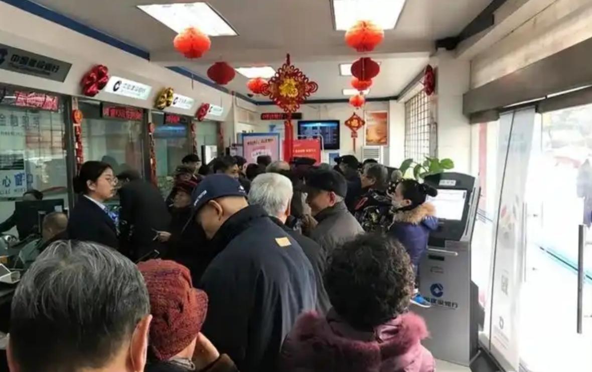 我们正在亲眼目睹社保史上的一场"绝无仅有的奇迹"！如今这批拿着丰厚养老金、走遍