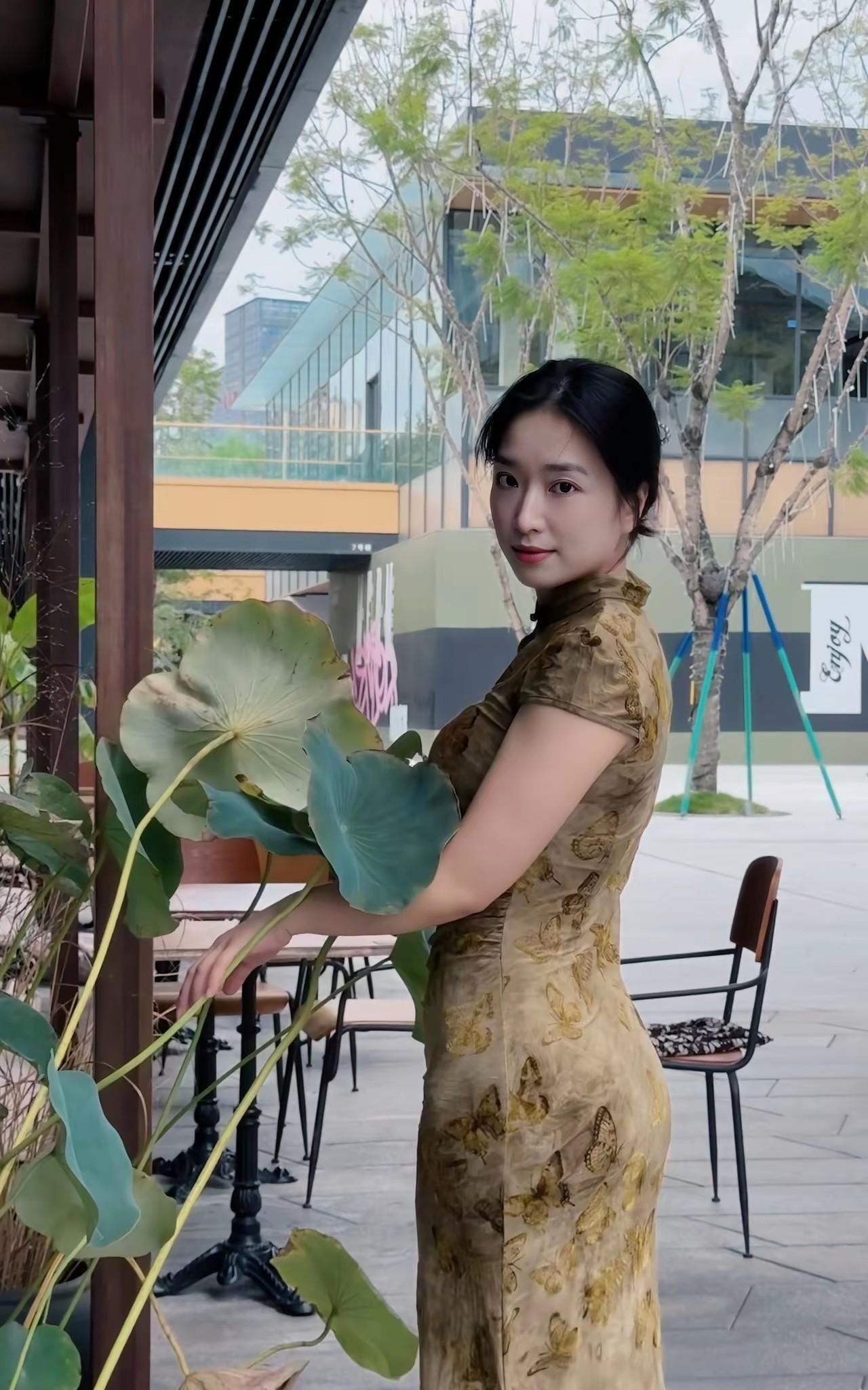 优雅旗袍与自然绿植的完美融合，尽显东方韵味。