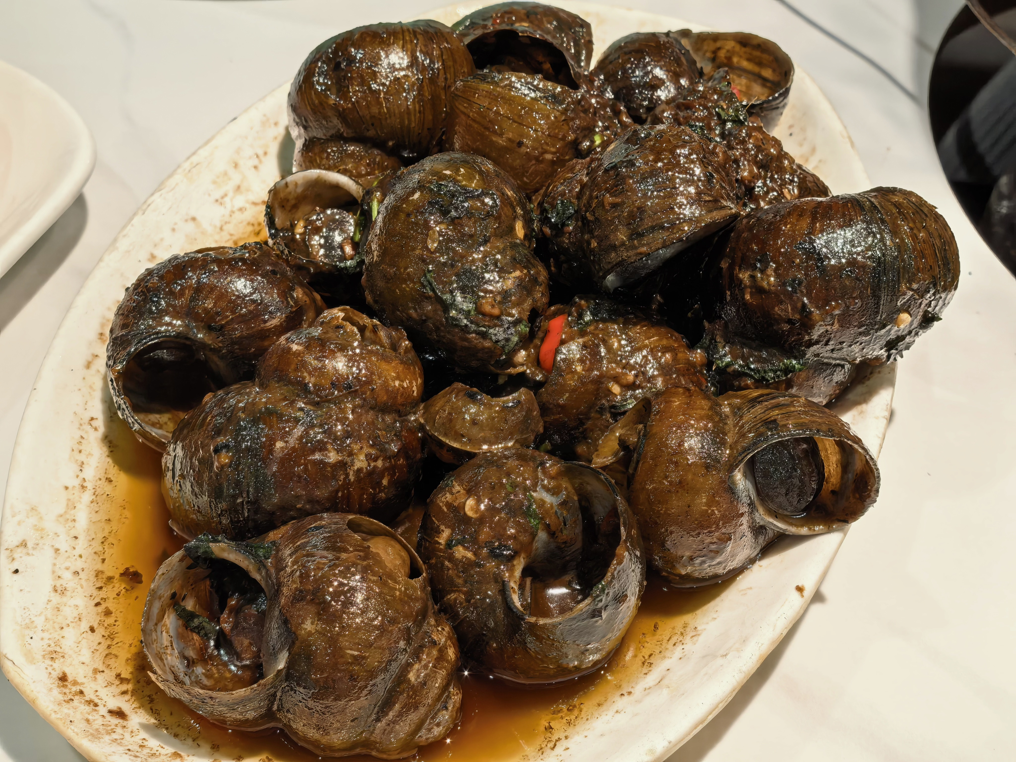 干完活，广州鸡煲哪里好吃？就是这家。鲍鱼鸡煲，再加一份生蚝。可以。​​​