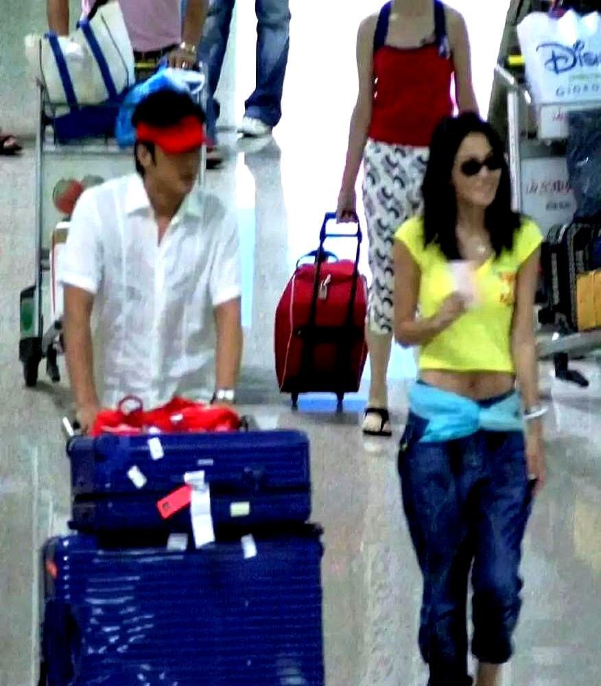 王菲的男人换了，但剧本25年都没变。东京机场，55岁的她双手插兜，44岁的谢霆锋