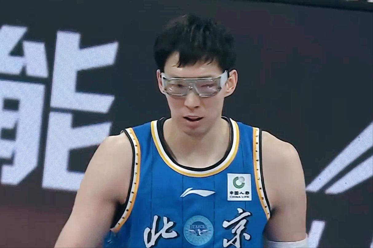 周琦罚球破冰！北京队替补席沸腾，主场取得领先优势