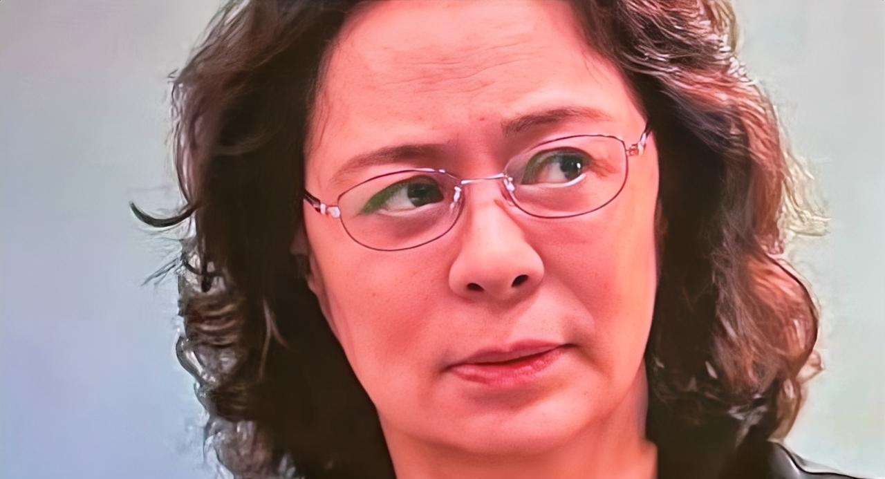 《以法之名》兰书记的面相变了！她的态度很强势，但发型很“慌乱”，李人骏说：“天都