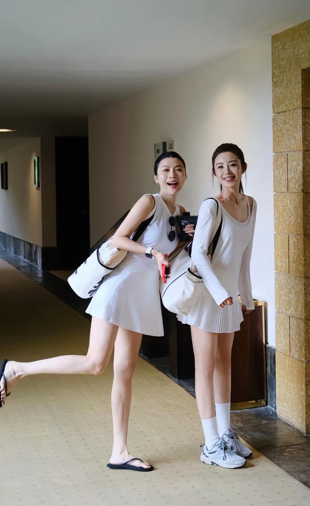 这两小闺蜜真好看