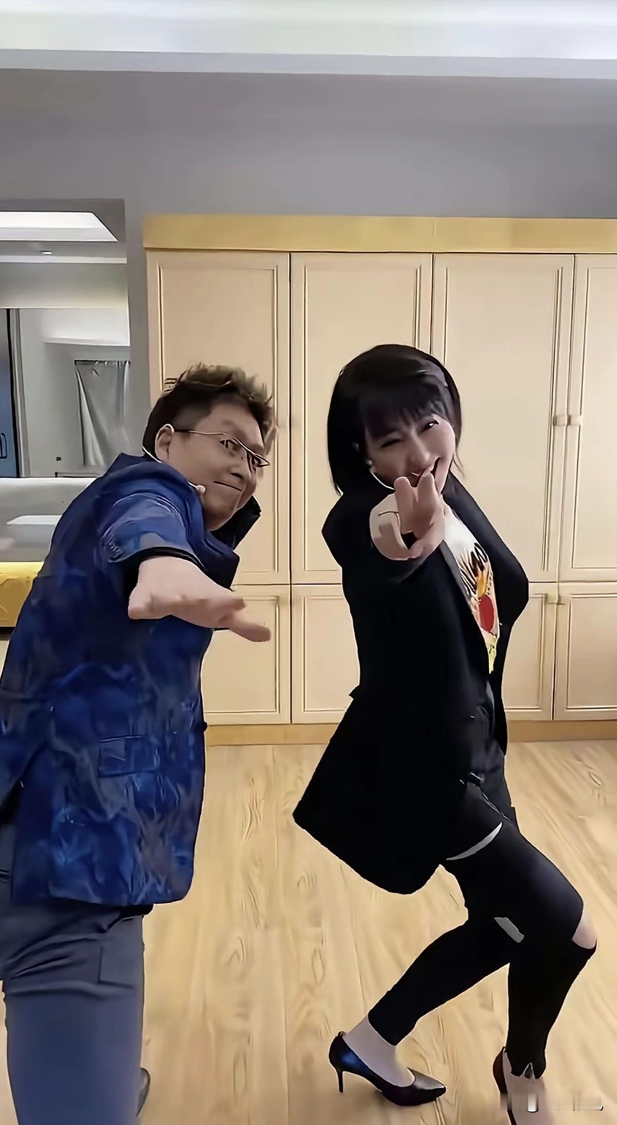 闫学晶和冯巩搭档拍夫妻段子不吃香后。如今又与主持人王为念搭档上了，在这风口浪尖上