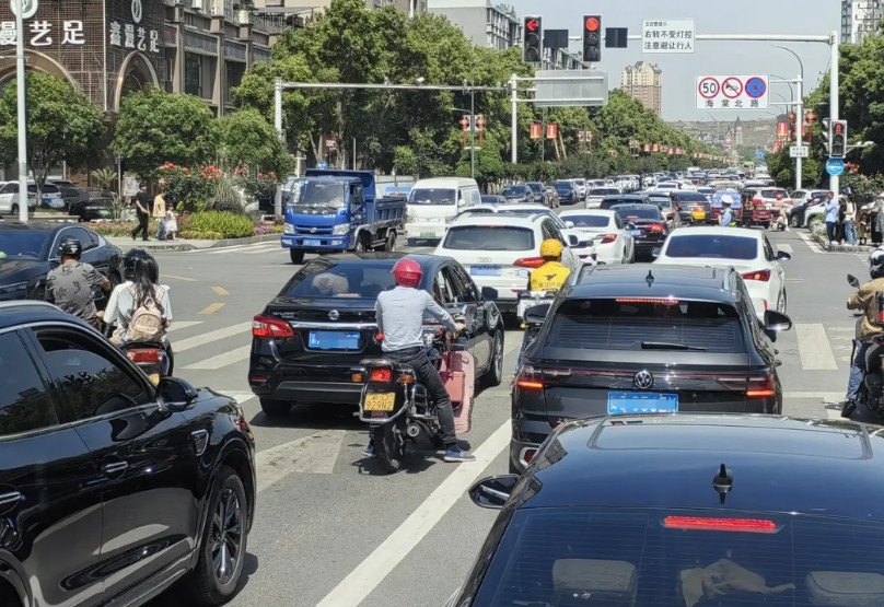 亲眼所见五一的荣昌确实火了，这可是曾经名不见经传的地方。夏布小镇附近道路上午就堵