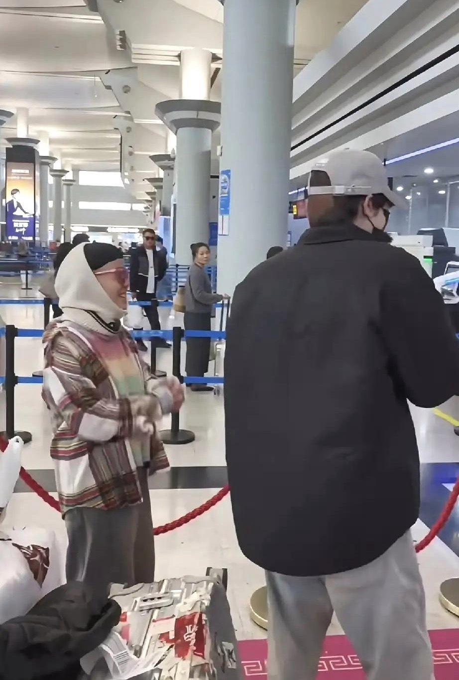 “金龟子”刘纯燕个子好矮，目测1米4不到像个小孩子，她出门打扮好怪，怕路人认出