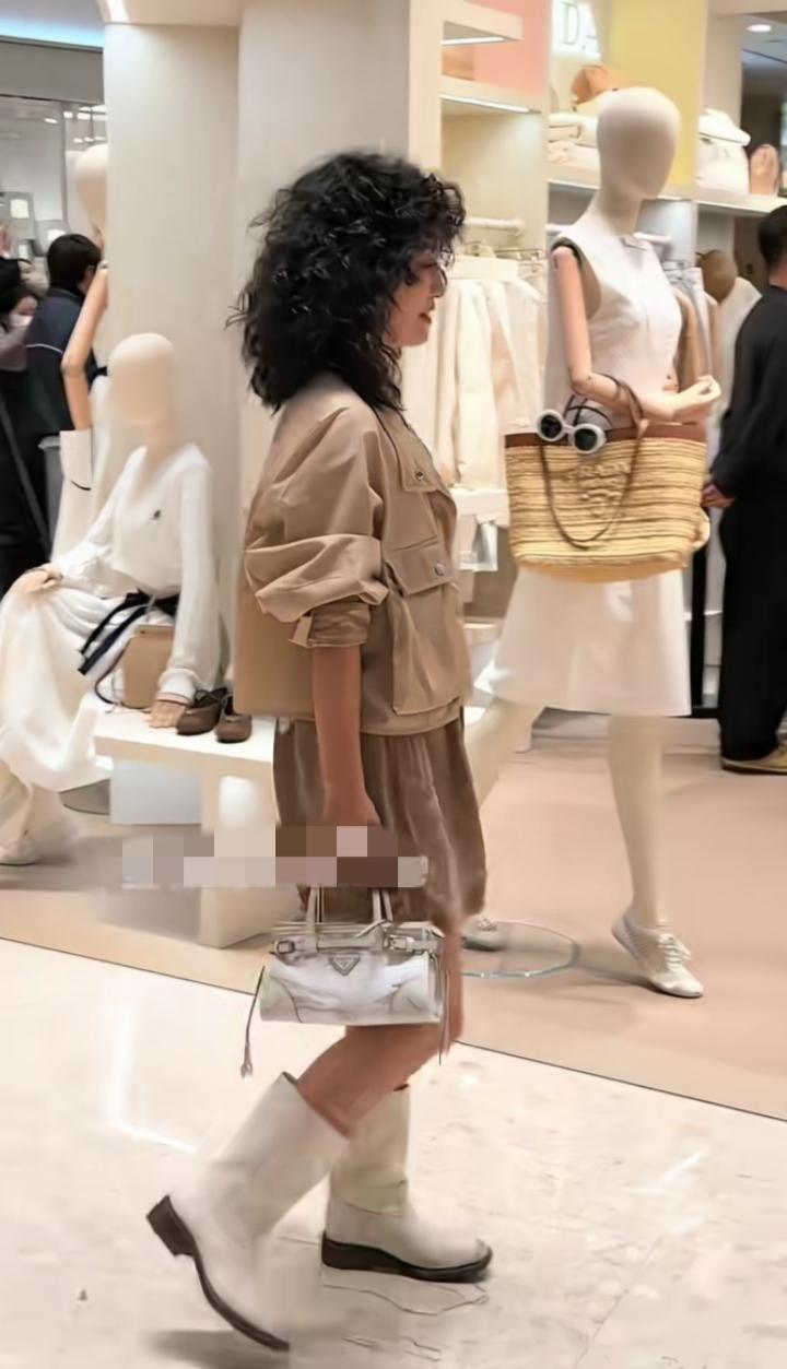 近日，马伊琍一组新造型让人眼前一亮。一直以知性短发、干练御姐形象示人的她，这次彻