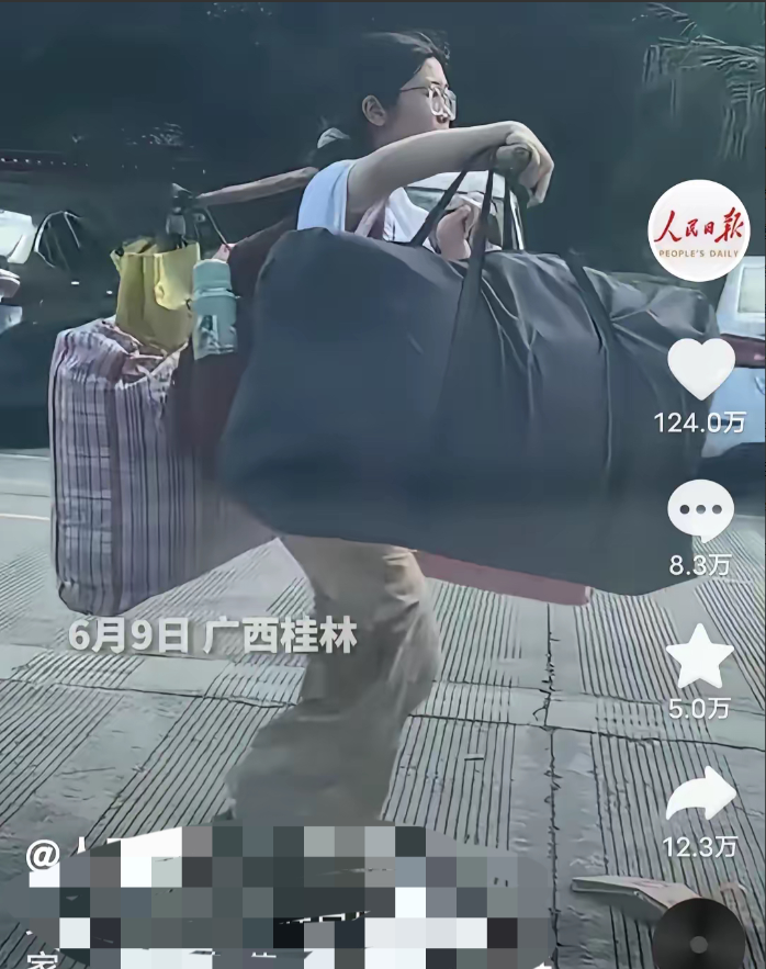 被日报点赞的这位女孩，姓刘，广西人，高考完那天，其实她妈妈骑摩托车来接她了，校门