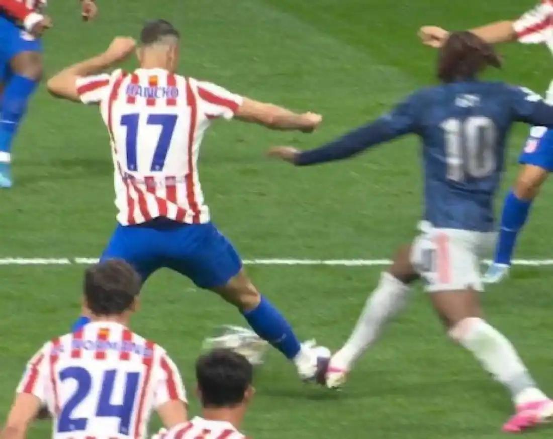 78分钟埃泽的点球取消成了这场比赛最大的争议。裁判原本是判点球的，VAR介入之