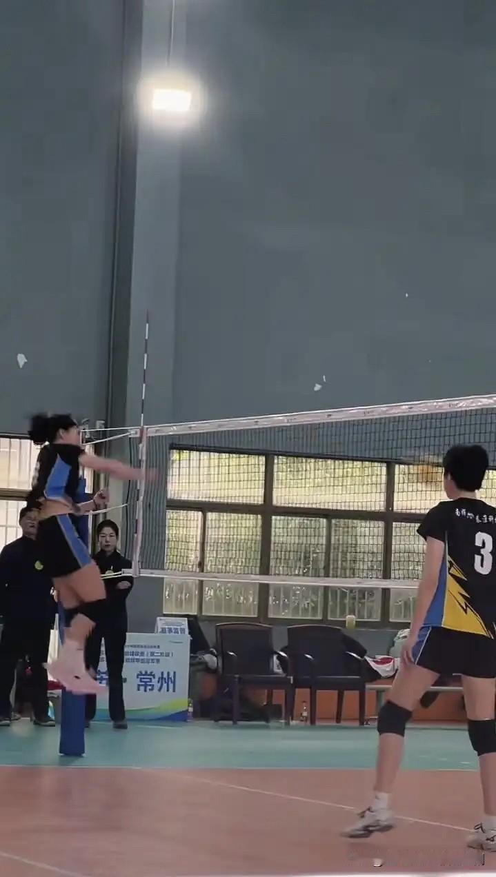 张籽萱打接应，陈晓辉打二传在江苏女排青年甲级联赛中，张籽萱打起了接应，而陈晓辉