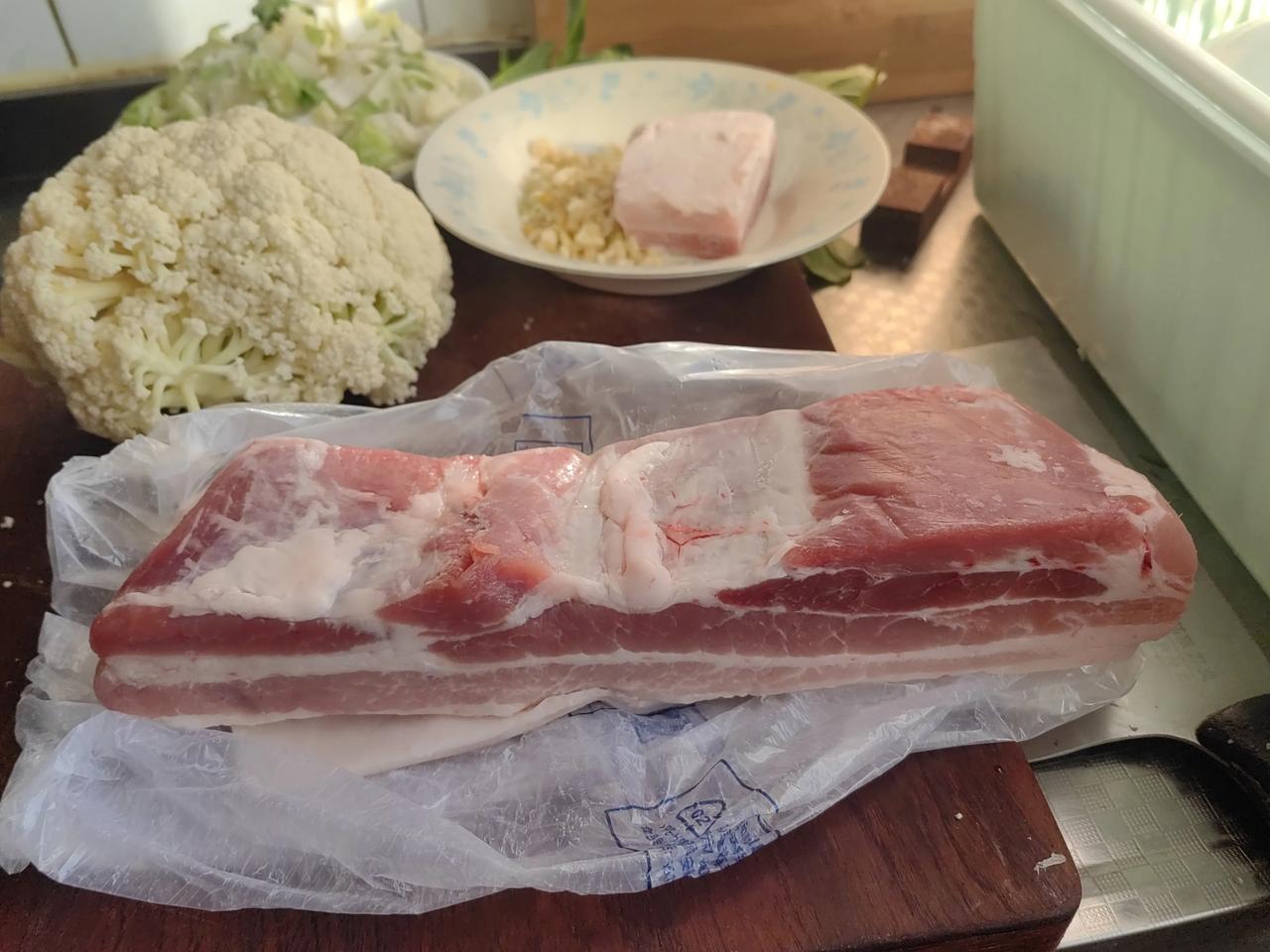 看来老年人和年轻人的观念真不一样了。今天早晨我告诉闺女和女婿，家里快没肉了，谁