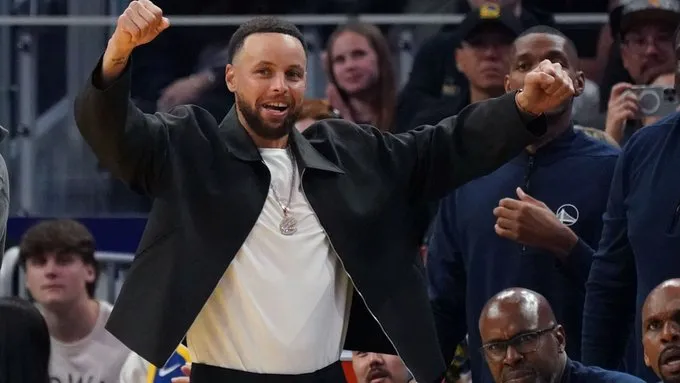 勇士主教练科尔在今日接受了采访，谈到了库里的最新情况。科尔表示，库里将在勇士