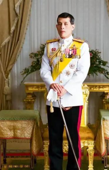 泰王拉玛十世，正坐在一个流传了200年的诅咒上。诅咒只有一句话："夺我王位者