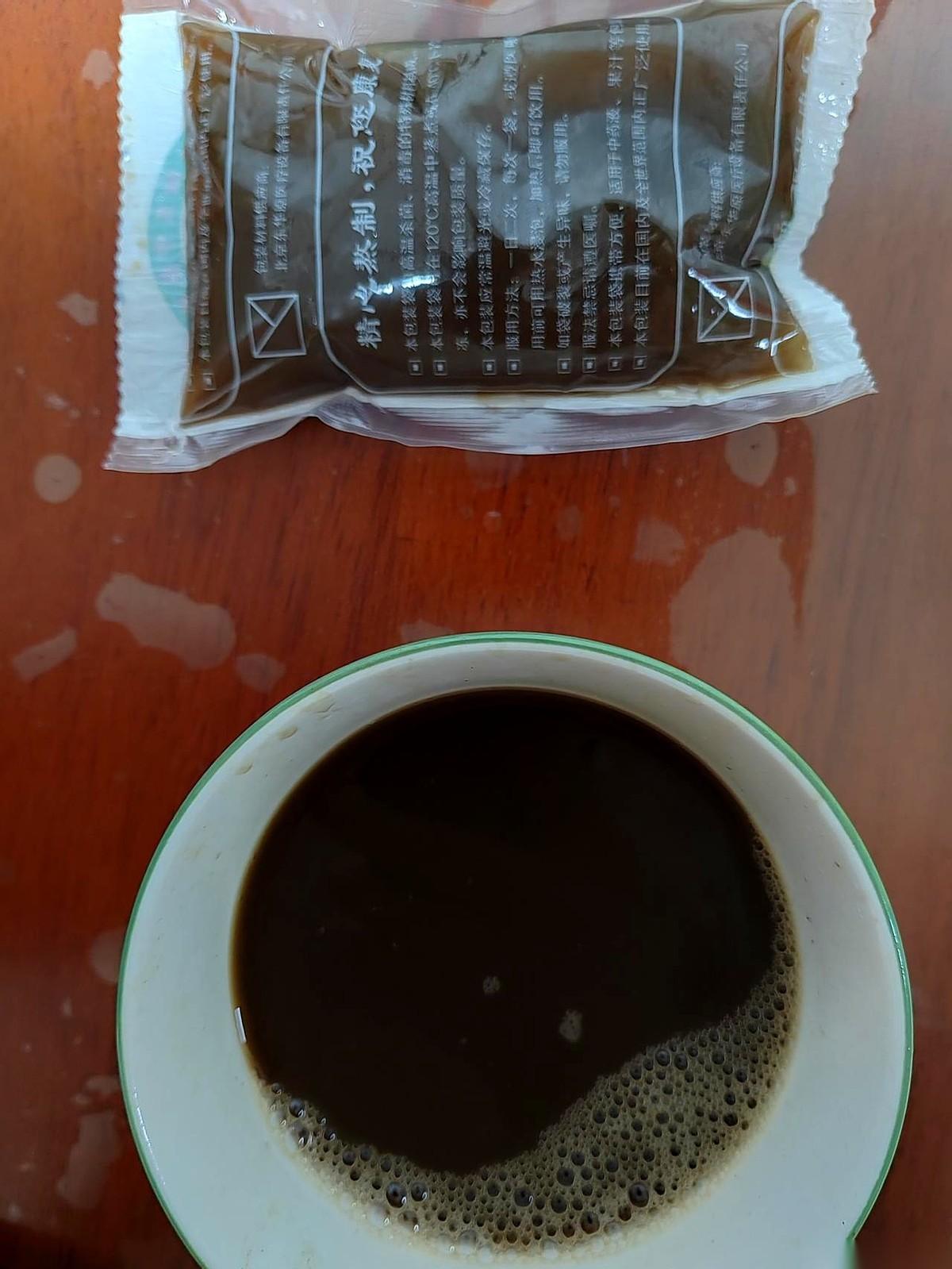 我老公，有洁癖。水杯上一个指纹都得拿布擦掉，回家第一件事就是换家居服洗手，一根头