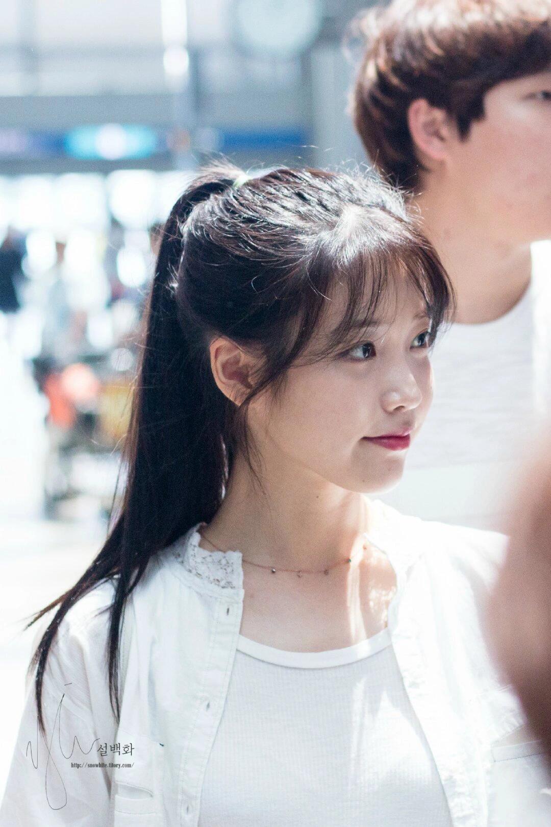 IU白色背心+浅色牛仔短裙+白色衬衫外套+白色水桶包+灰色运动鞋