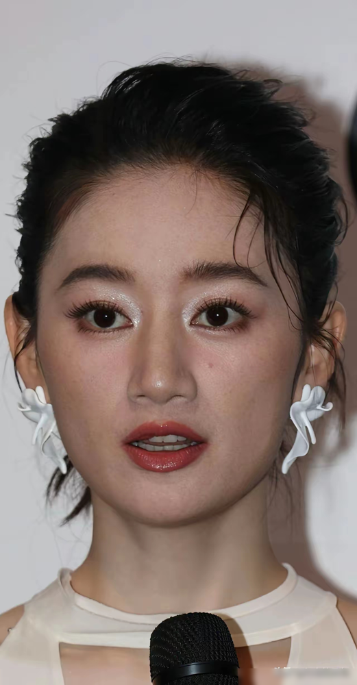 王楚然虞书欣同框怼脸，输赢根本不在五官。有人专门翻了内娱女星被高清镜头怼着脸拍的图，杨幂、李一桐、迪