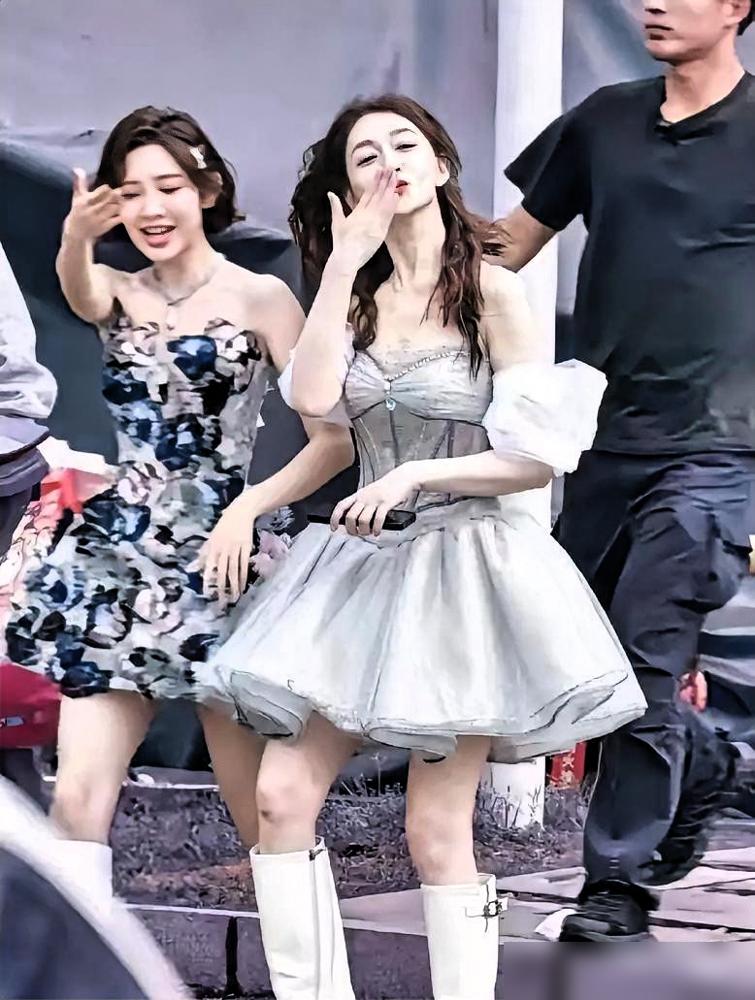 李小冉伸手去拉王濛，被一把甩开，当场撂脸子，场面彻底失控。你以为是姐妹内讧？