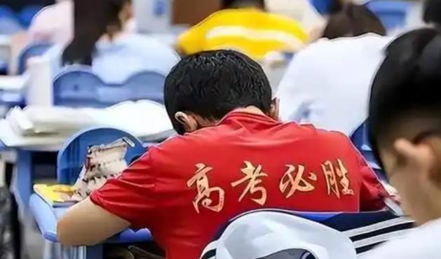 高考数学：150分钟，150分。1290万人，34.8万个考场，同一个下午，同一