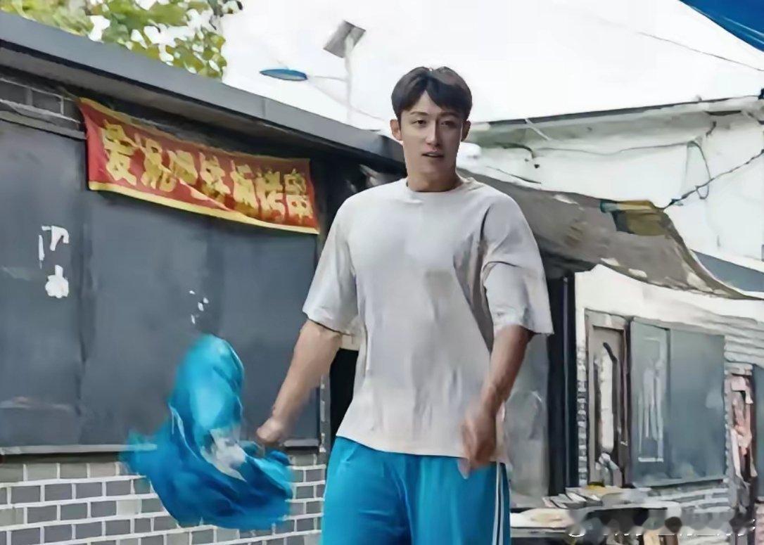 看了4集“岁月有情时”我发现黄景瑜哪哪都挺好，就是有个致命问题那就是他那健硕的身