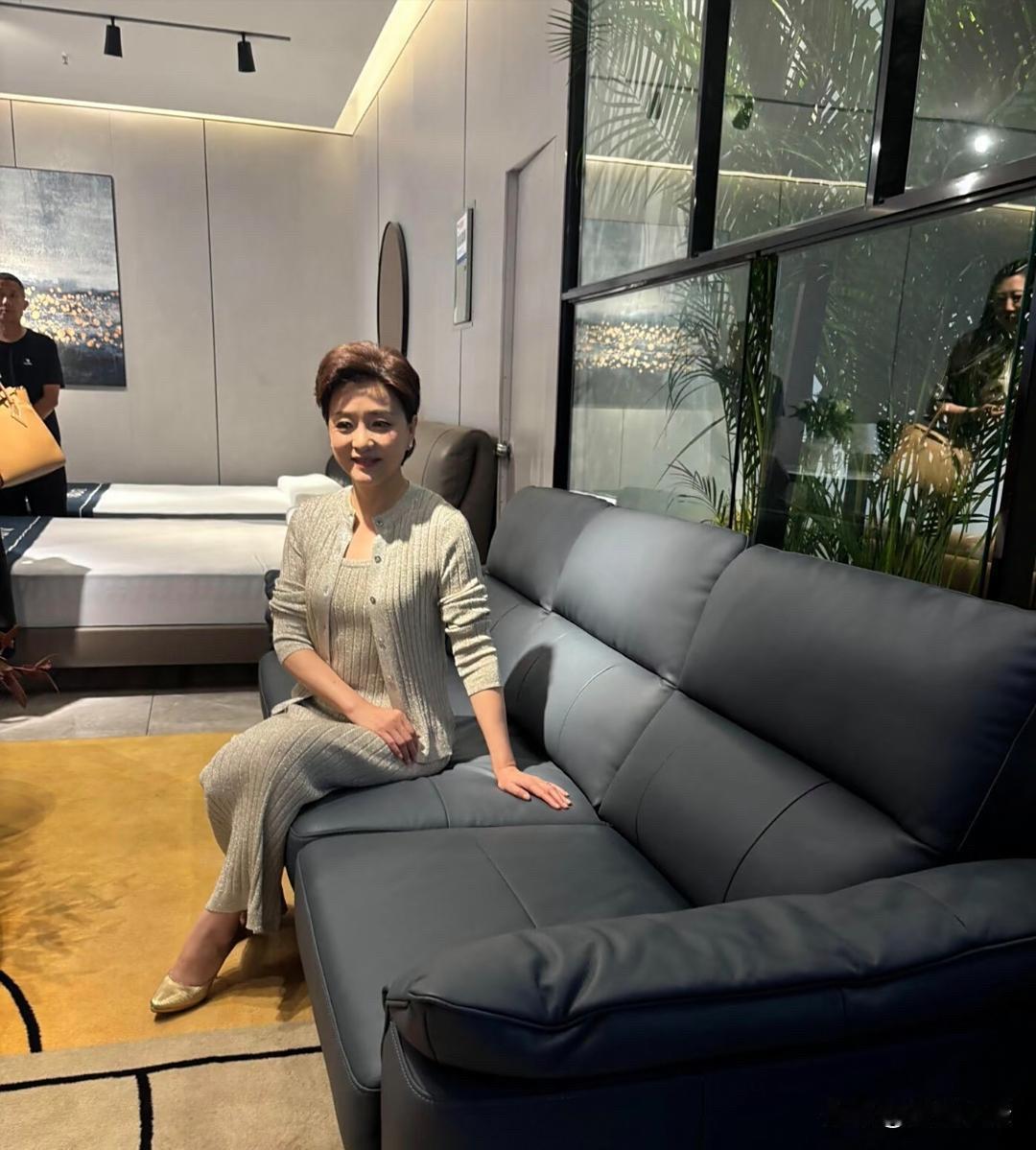 57岁杨澜在重庆一家商场看家具，她的穿衣打扮好贵气，一头短发又美又飒，身材非常好