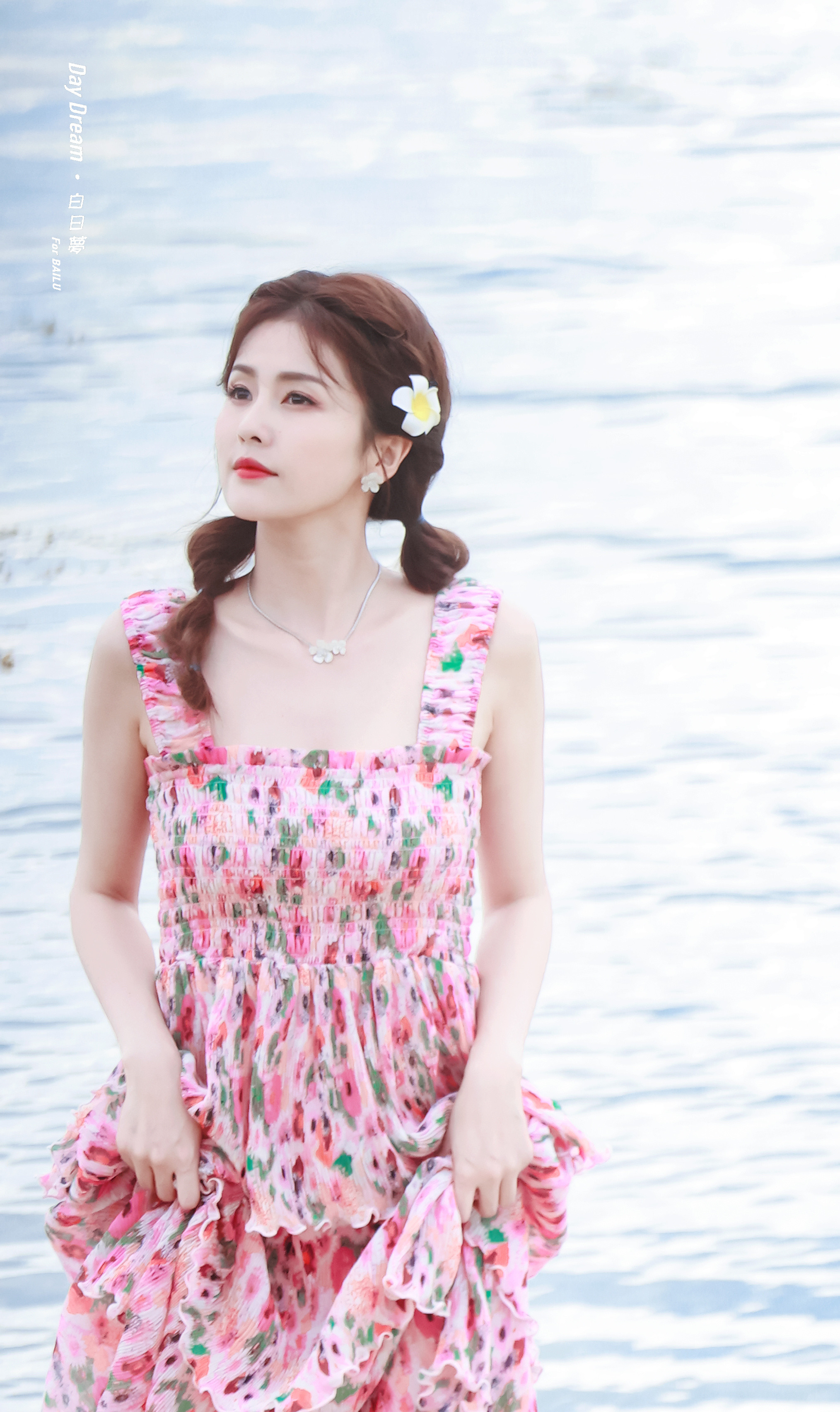 白鹿. 浅夏温柔序章，藏在碎花吊带裙里