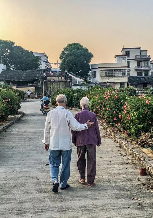 亲戚那年五十二岁，妻子突然身患重病，生命垂危。我们那儿的农村有冲喜的习俗，家里人