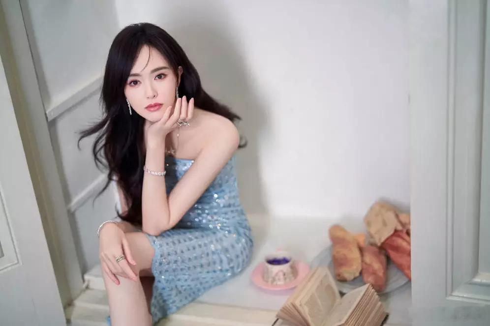 分享娱乐唐嫣穿蓝色抹胸裙清新靓丽大方秀性感身材曲线超迷人