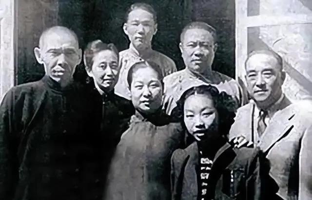 1927年3月19日，杜月笙在上海富春楼设宴，款待直鲁第八军军长毕庶澄。几杯闷酒