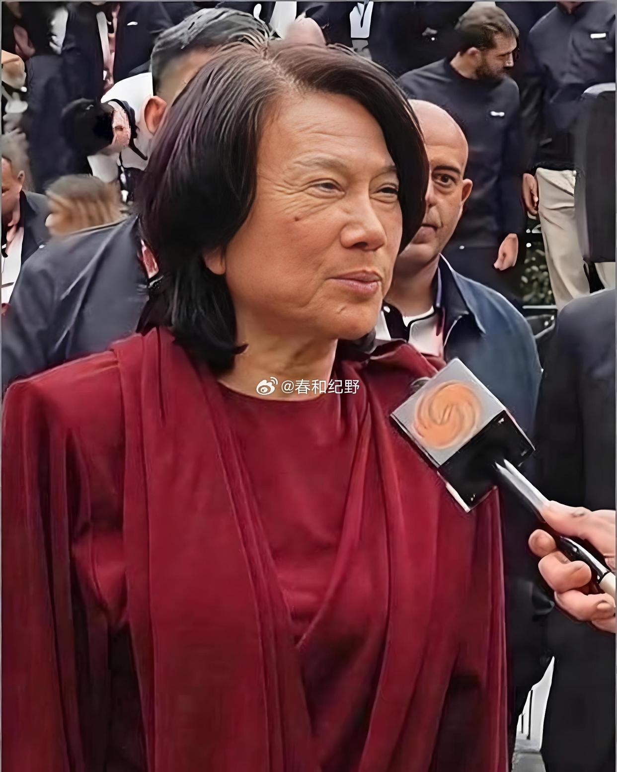 主持人问董明珠："你微信里加的都是马云、王健林、刘强东这些大人物，平时你们都聊啥