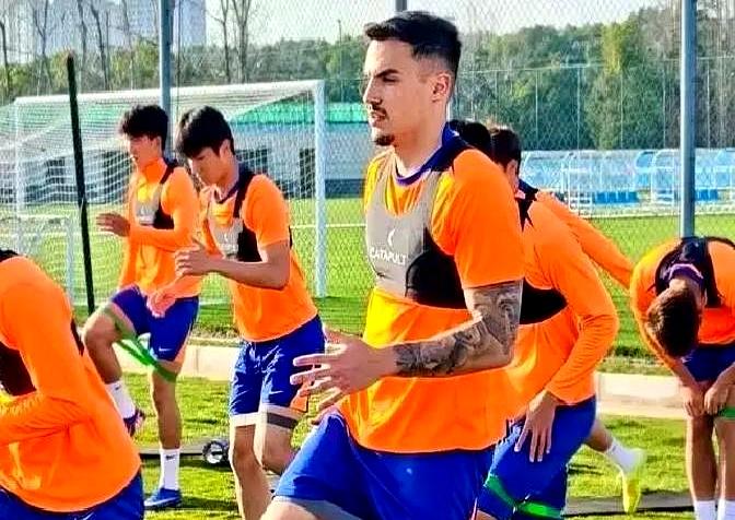 泰山队冬训名单一公布，很多人都惊了。一线队35人，但跟队记者老牛直言，新赛季能稳