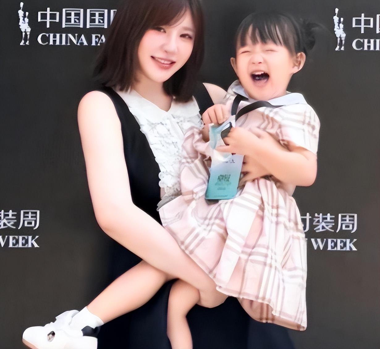 黄一鸣不再装了，承认当年图的就是钱，王思聪这几年算是白挨骂了。直播间里，有人