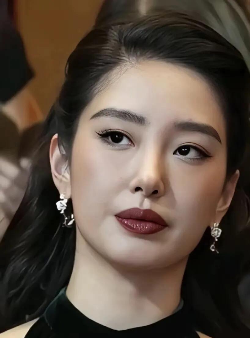 杨采钰明明长得很一般，为什么有很多人说她比刘亦菲还要漂亮呢？其实她们属于不同风格