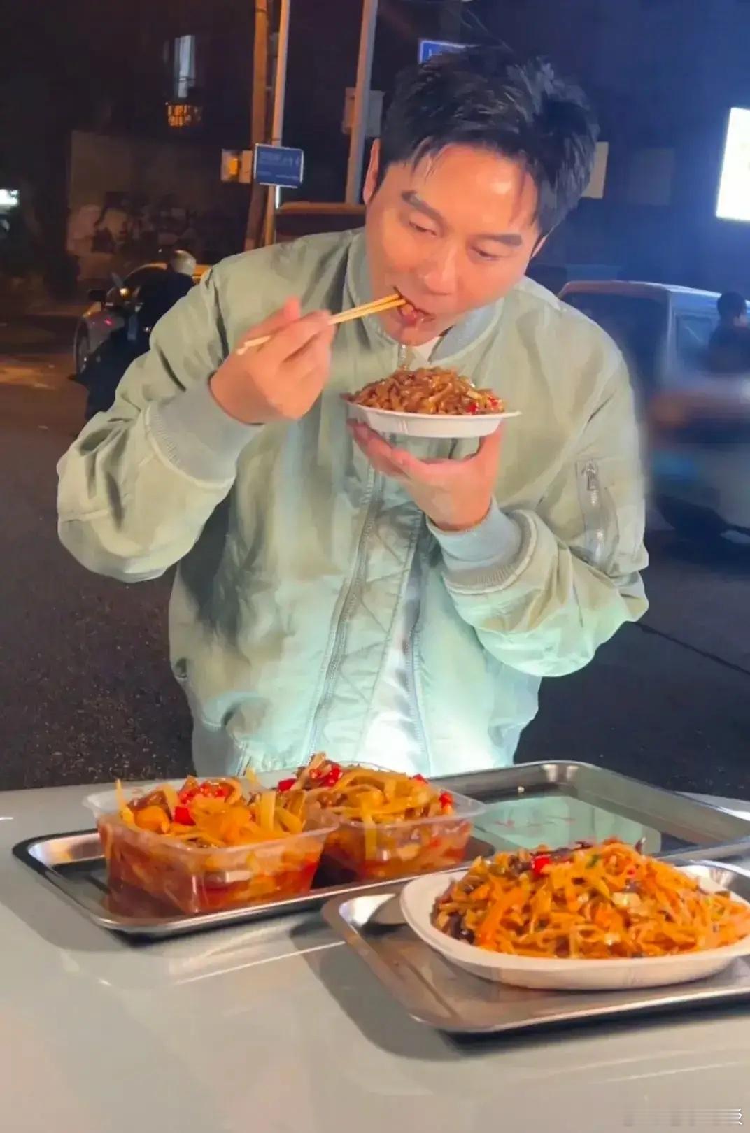 李晨在柳州半夜三更自己开车跑去吃螺蛳粉，他特意选了个老城区的路边摊，点了碗粉就大