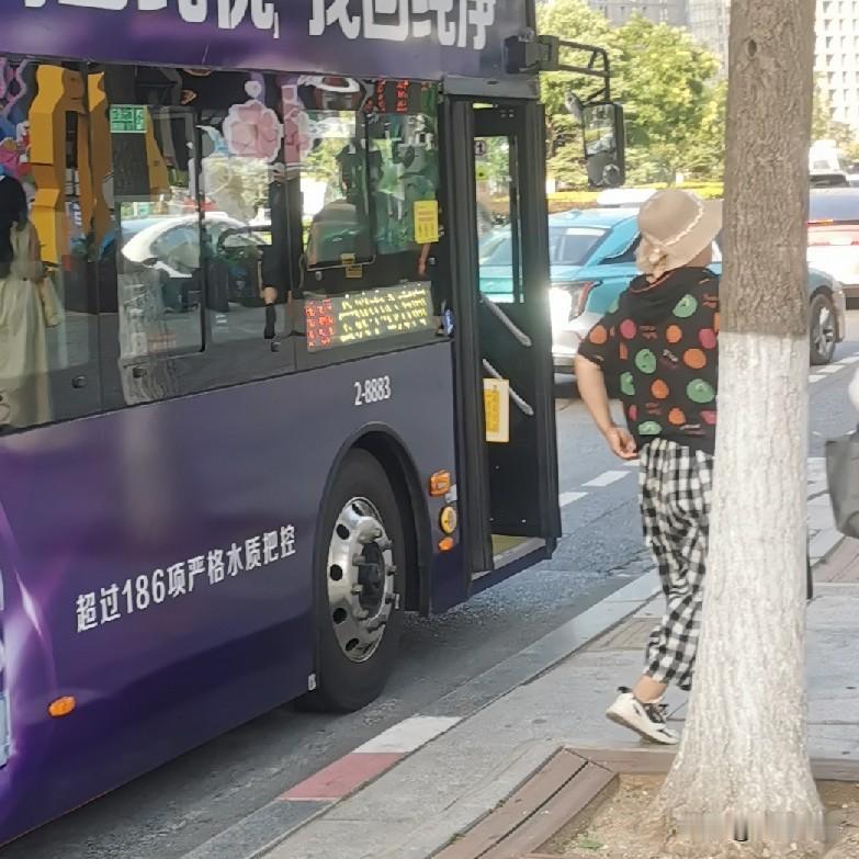 我要投多少钱？看大连十六公交司机如何对待外地老年乘客的？昨天晚上下班，我坐