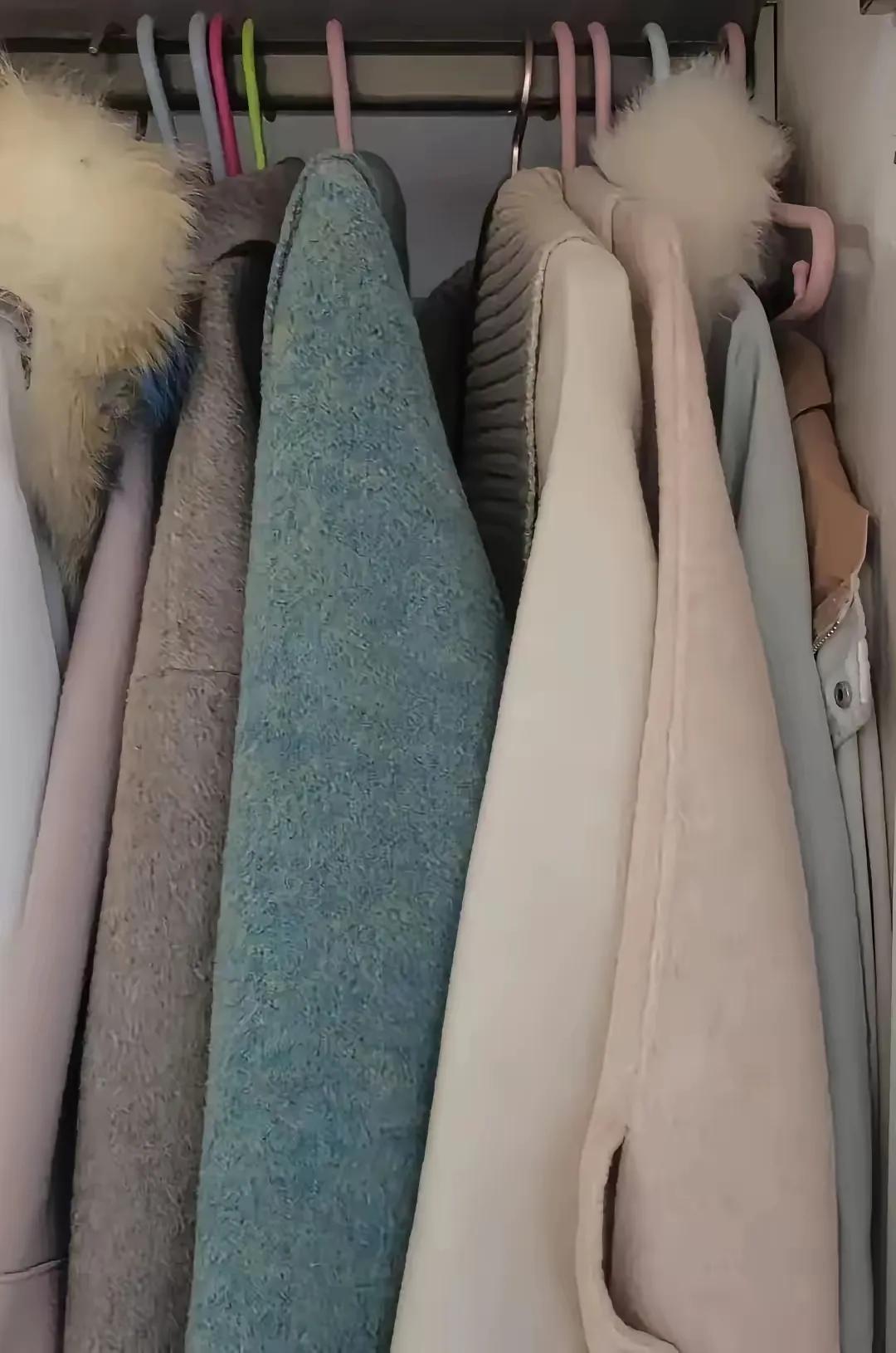 去表姐家串门，刚坐下来她就神秘兮兮地说：“我这儿有几件羊绒大衣，商标都没拆呢，你