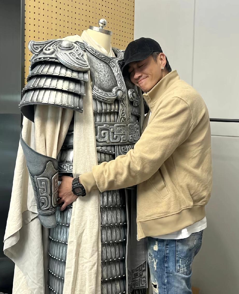 何润东身着铠甲现身球场，张凌赫心里应该不是滋味。近日，宿迁队主场比赛，请来了