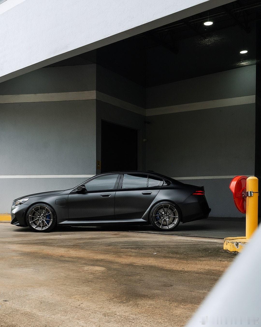 都说G90一代的BMWM5不够好看，有没有可能是因为缺了一双“好鞋”？齐宇的车