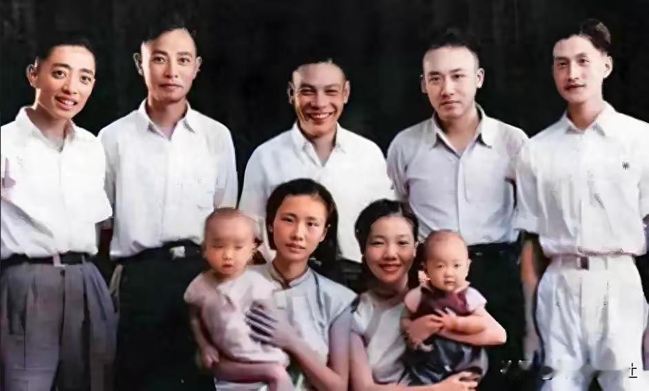 王铎:蒋经国的两个儿子1943年的蒋经国。照片上是他的两个儿子蒋孝慈和蒋孝严,