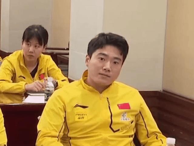 地主家的傻儿子梁靖崑这是自己跟自己玩吗？这眼球不仅会动，还会紧急躲避镜头。哈