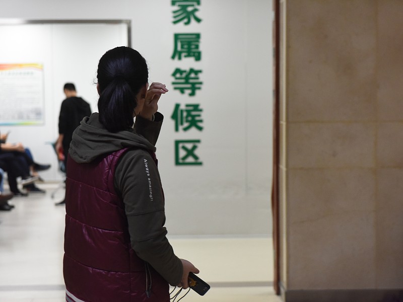 癌症晚期该不该放弃治疗?之前陪亲戚跑过肿瘤科的门诊，见过太多家属攥着缴费单