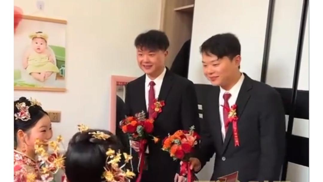 近日，安徽临泉一双胞胎姐妹花嫁双胞胎兄弟，婚礼现场有四对双胞胎，新娘的嫂子称，