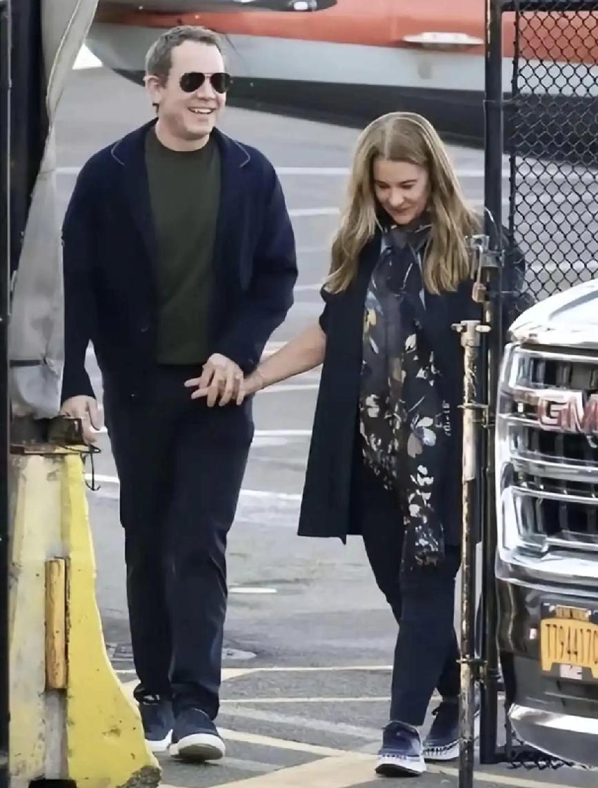 比尔盖茨拉着美女的手，心里乐悠悠；比尔盖茨和美女肩并肩，小鹿乱撞眼放光；比尔