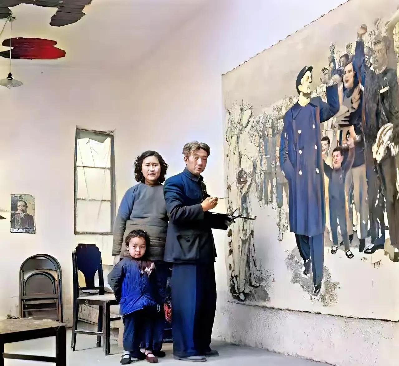 这是当年徐悲鸿先生在家作画时的情景，而陪伴在他身旁的是爱人廖静文和儿子徐庆平。徐