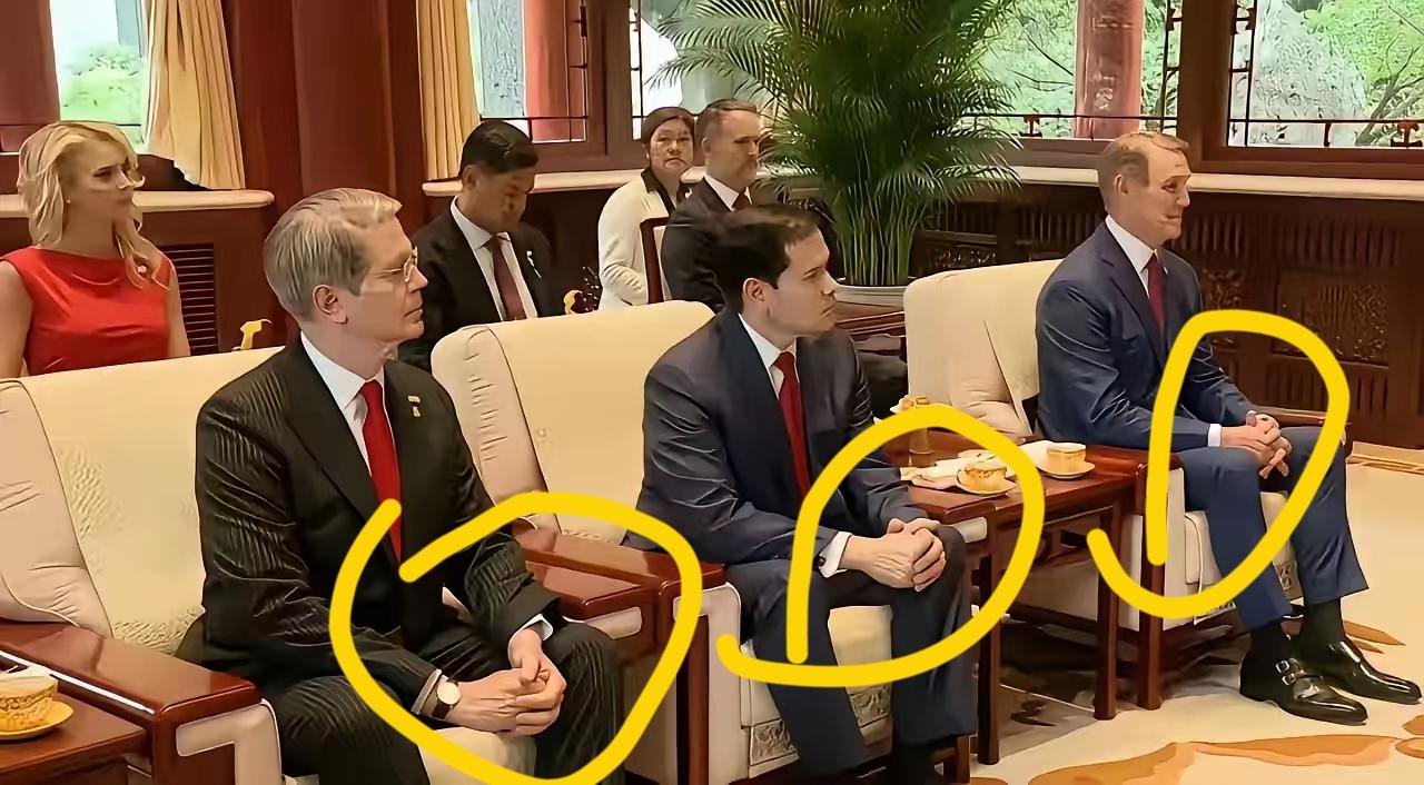 原来他们都很板正！都不是不可一世。原来我以为他们只会翘二郎腿，伸出手指着别人