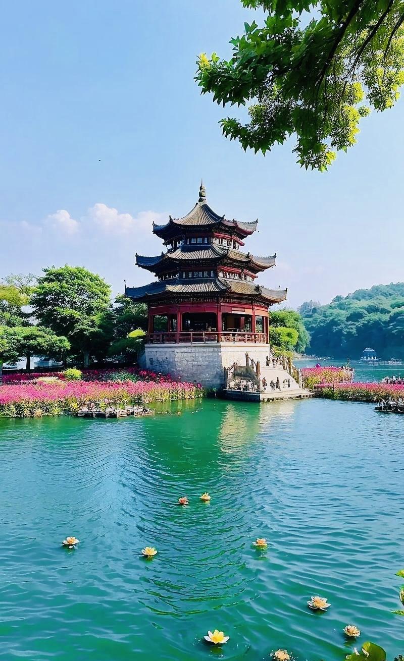 杭州未来哪里房价最贵？你知道吗？我认为是：一、西湖边，地理位置独特，房源稀缺性