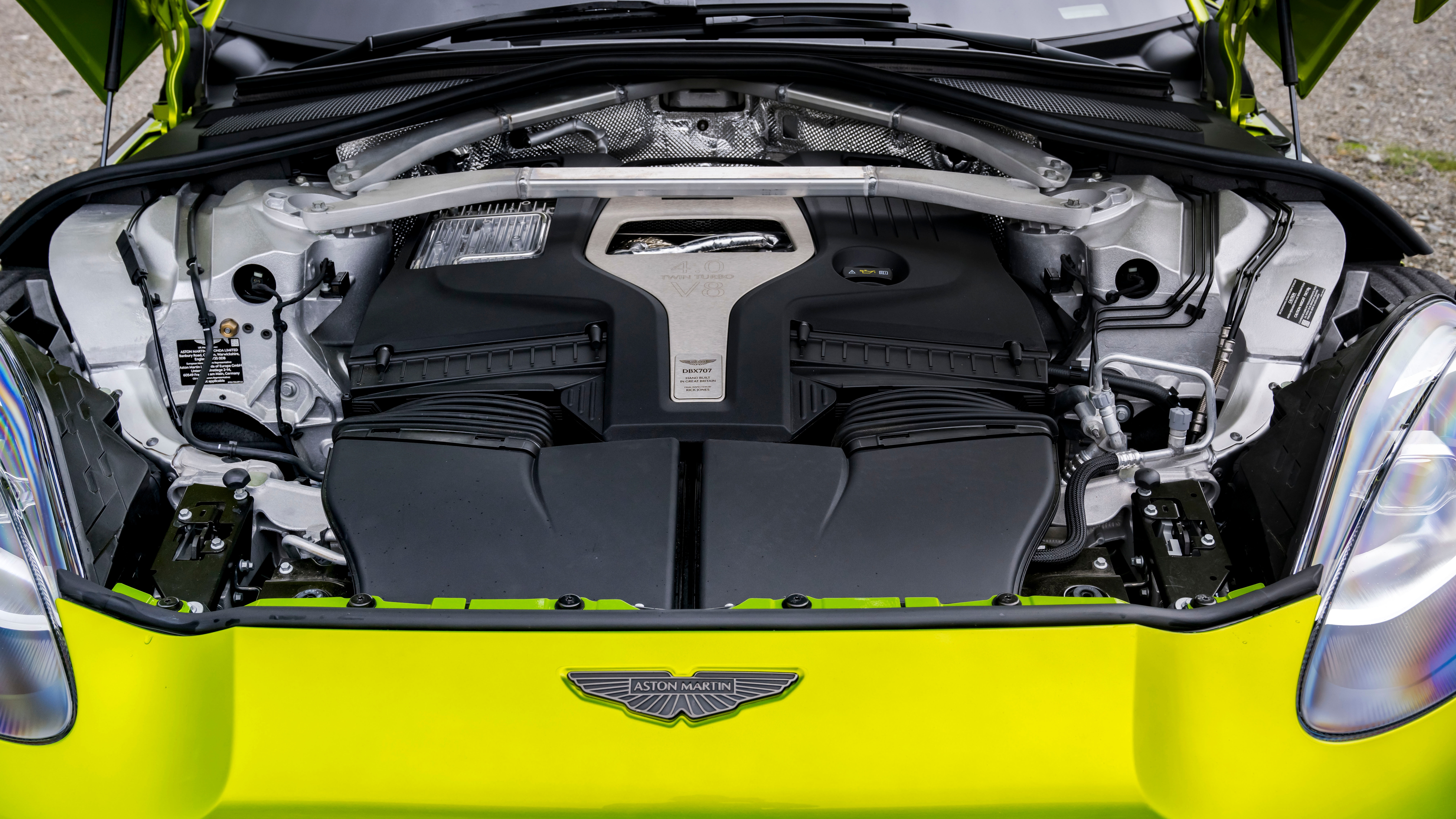 AstonMartinDBX7074.0LV8双涡轮增压707马力，90