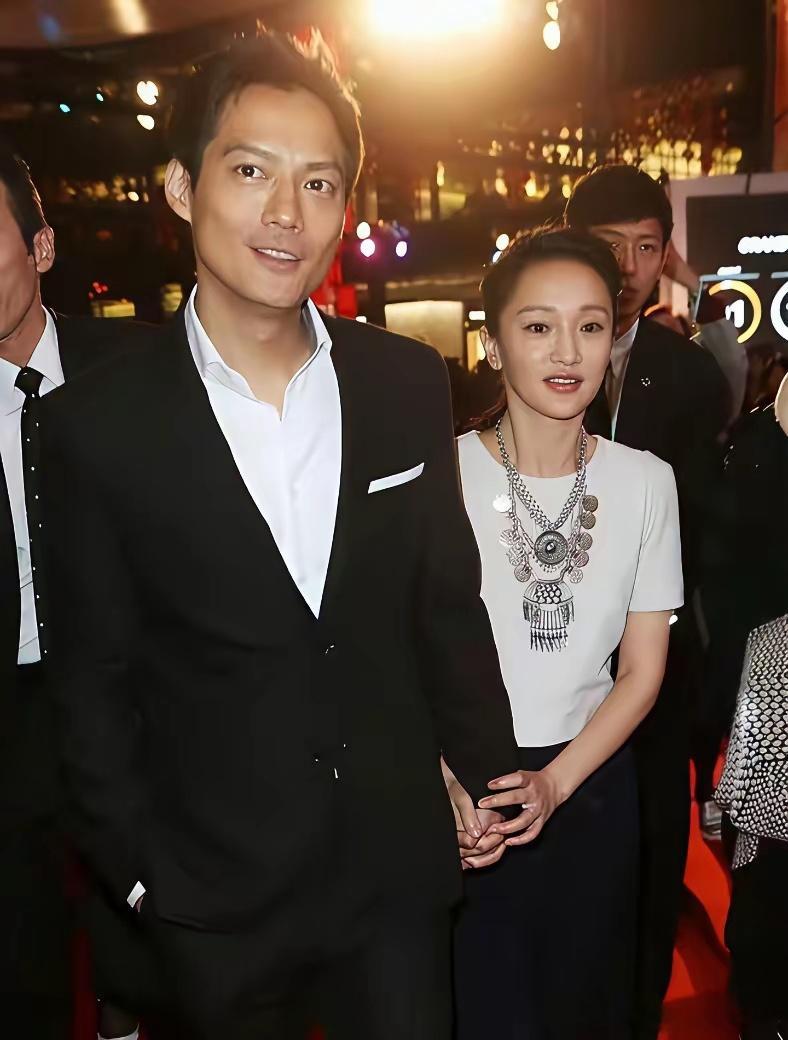 离婚6年后，高圣远转身回美国，找了个年轻貌美富婆，周迅仍单身！
