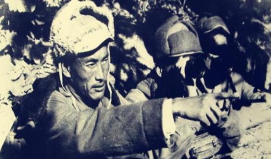 1950年，一志愿军战士冲上敌人阵地后，眼前的景象却让他傻眼了，因为他发现美军好