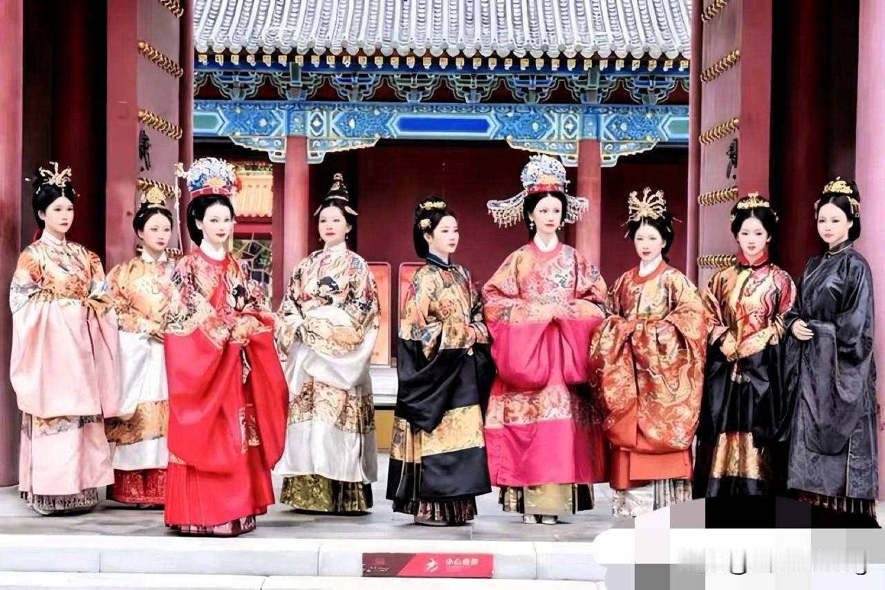 故宫只许穿清装？汉服摊子半天就被清走，这操作真让人看不懂！紫禁城本是华夏千年