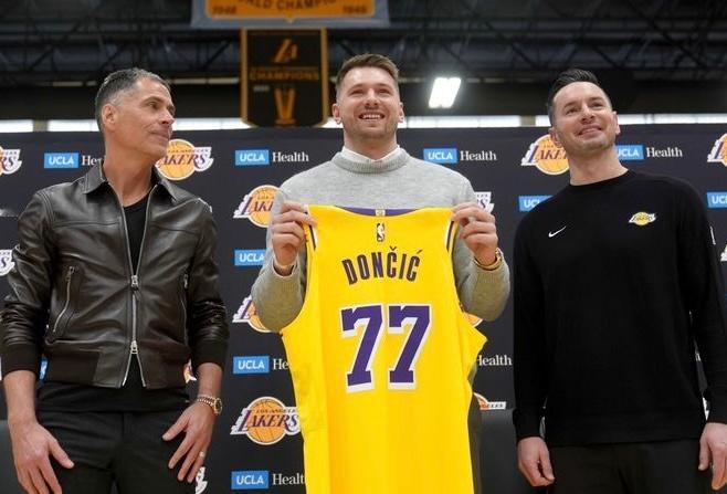 佩林卡与珍妮-巴斯将继续负责湖人休赛期操作湖人记者DaveMcMenamin：